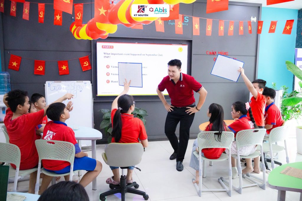 Sửa bài chi tiết và phản hồi chuyên sâu sau từng buổi